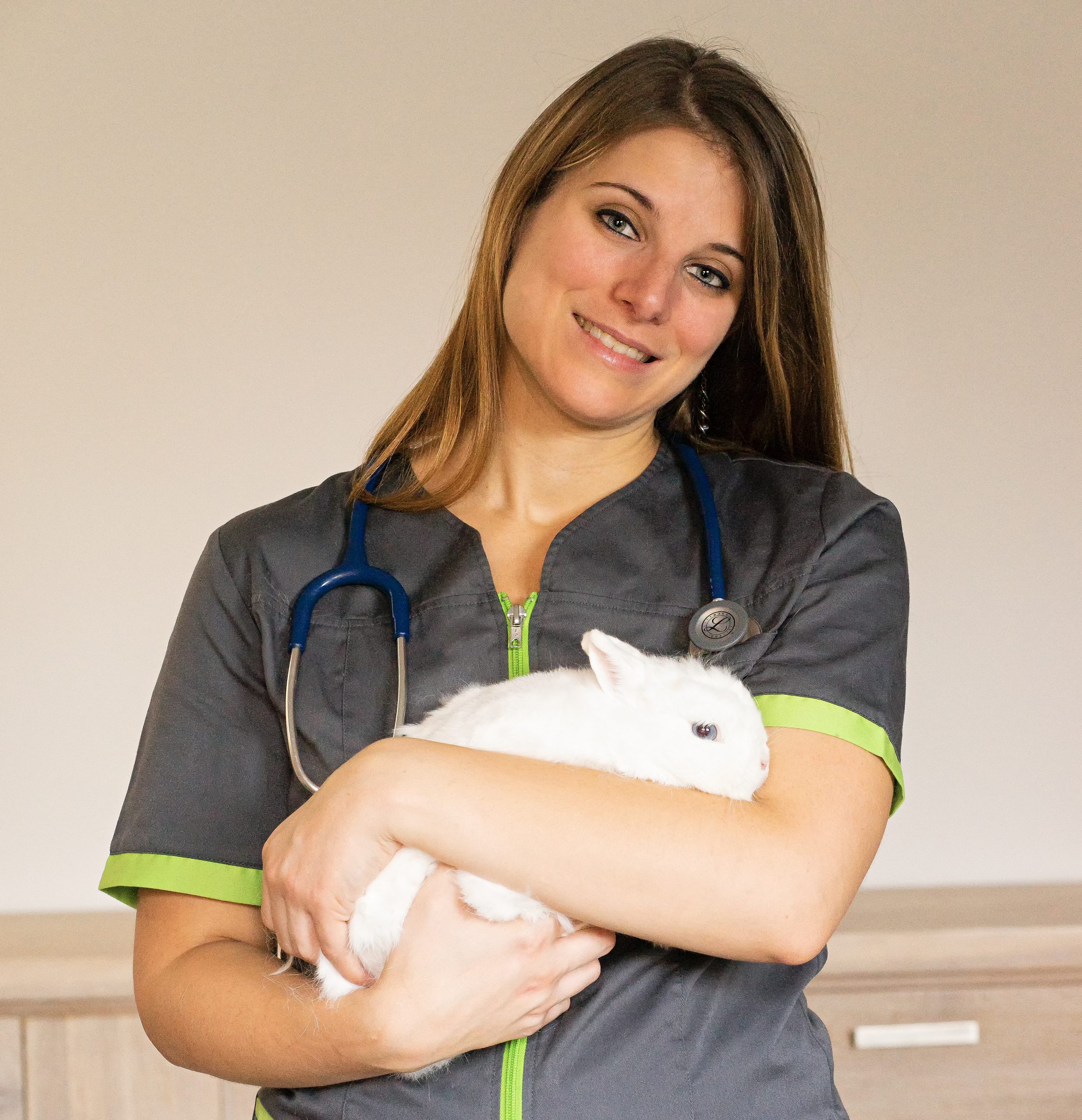 vétérinaire Cindy Semes tient un lapin dans ses bras